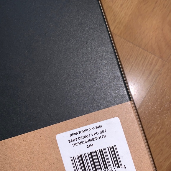 NWT The North Face Baby Denali One-Piece Set (includes mitten and boots), 18-24M - Picture 16 of 16